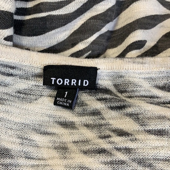 Torrid light weight zebra  knit top - Picture 4 of 6